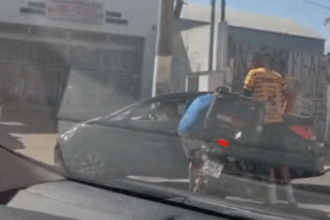 Colisão entre carro e moto deixa ferido na Estrada das Lágrimas neste domingo