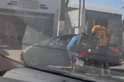 Colisão entre carro e moto deixa ferido na Estrada das Lágrimas neste domingo