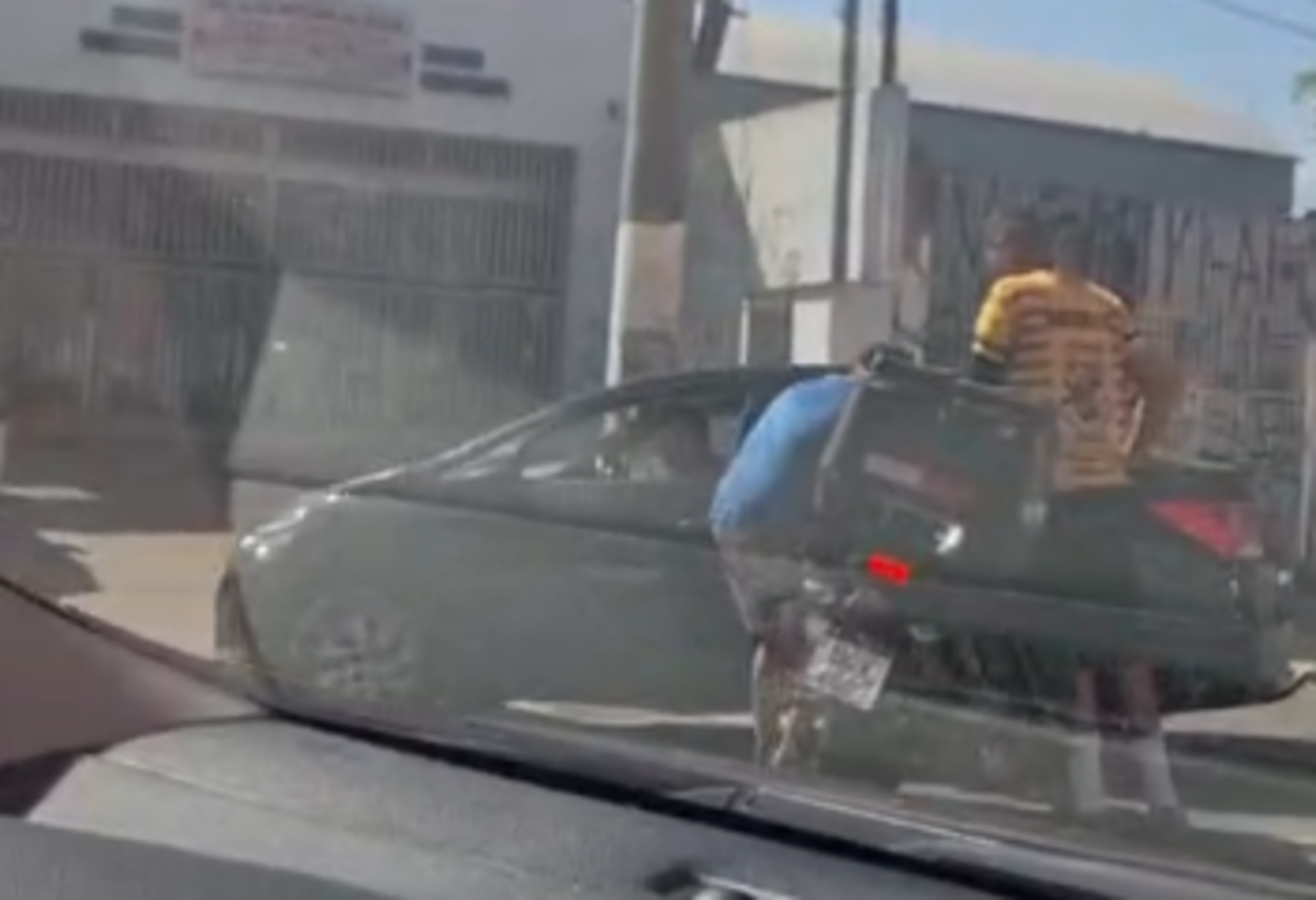 Colisão entre carro e moto deixa ferido na Estrada das Lágrimas neste domingo