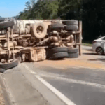 Acidente com quatro veículos interdita totalmente a Rodovia Índio Tibiriçá em Ribeirão Pires