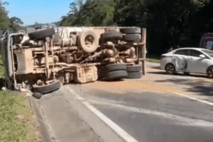 Acidente com quatro veículos interdita totalmente a Rodovia Índio Tibiriçá em Ribeirão Pires