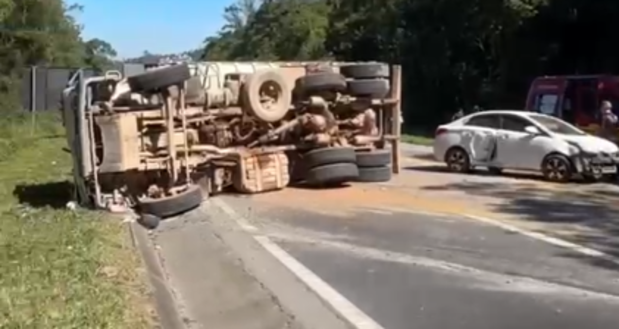Acidente com quatro veículos interdita totalmente a Rodovia Índio Tibiriçá em Ribeirão Pires