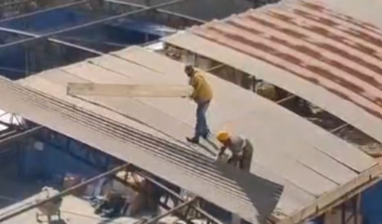 Trabalhadores são flagrados no telhado de escola estadual em SBC aparentemente sem equipamentos de proteção