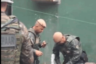 Após ataque à base, polícia militar ambiental apreende três fuzis e mais de 15 kg de drogas no Guarujá