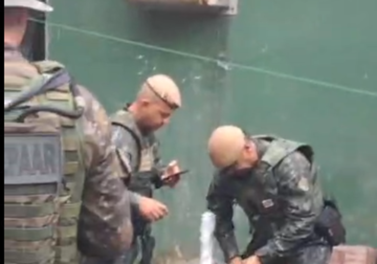 Após ataque à base, polícia militar ambiental apreende três fuzis e mais de 15 kg de drogas no Guarujá