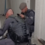 Operação da PM encontra coletes, munições de fuzil e explosivos em Paraisópolis