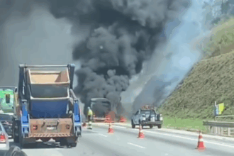 Carreta pega fogo no Rodoanel e provoca congestionamento nesta segunda-feira