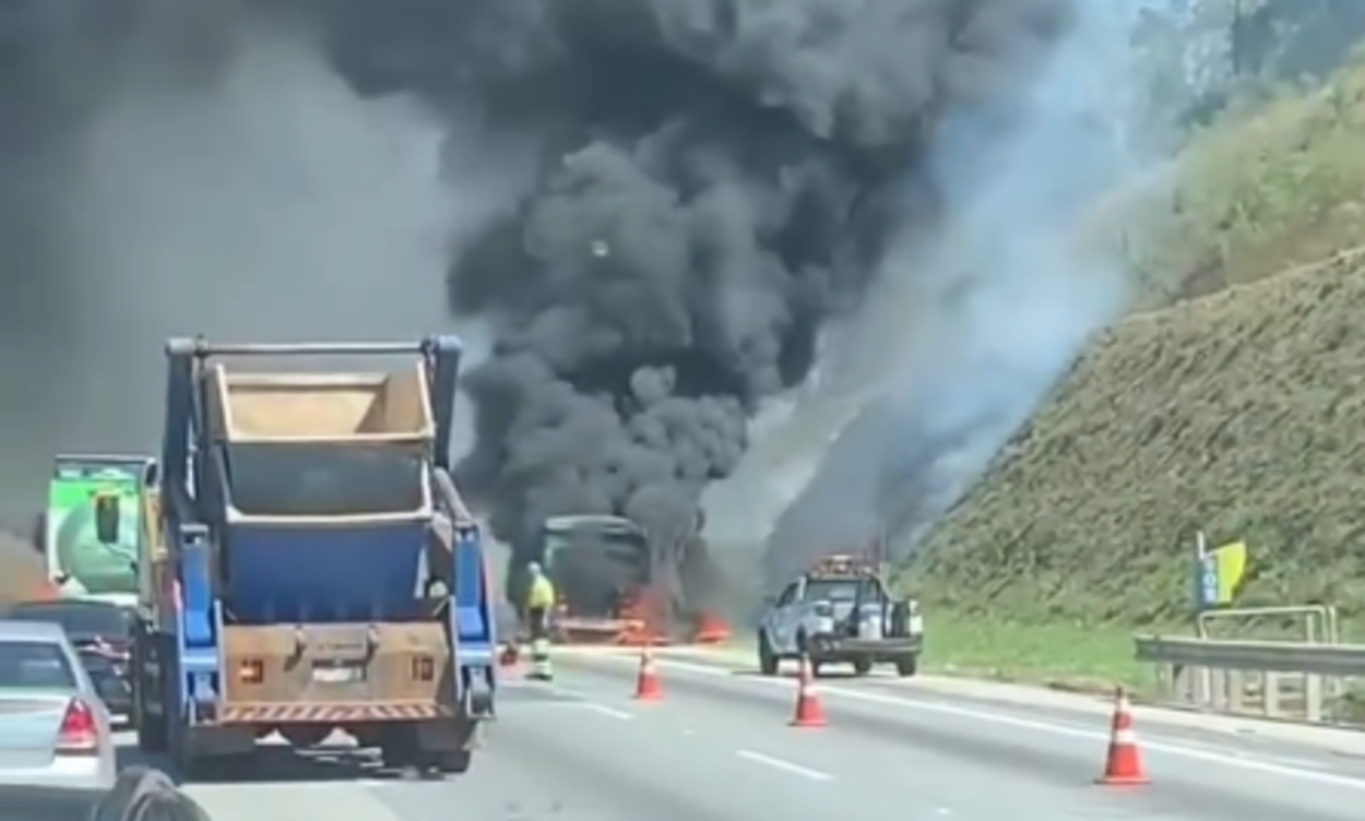 Carreta pega fogo no Rodoanel e provoca congestionamento nesta segunda-feira