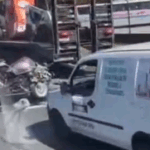 Colisão entre carro e carreta destrói veículo no km 23 da Rodovia Anchieta