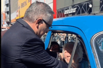 Vovó TikToker é homenageada com medalha em desfile no aniversário de São Bernardo