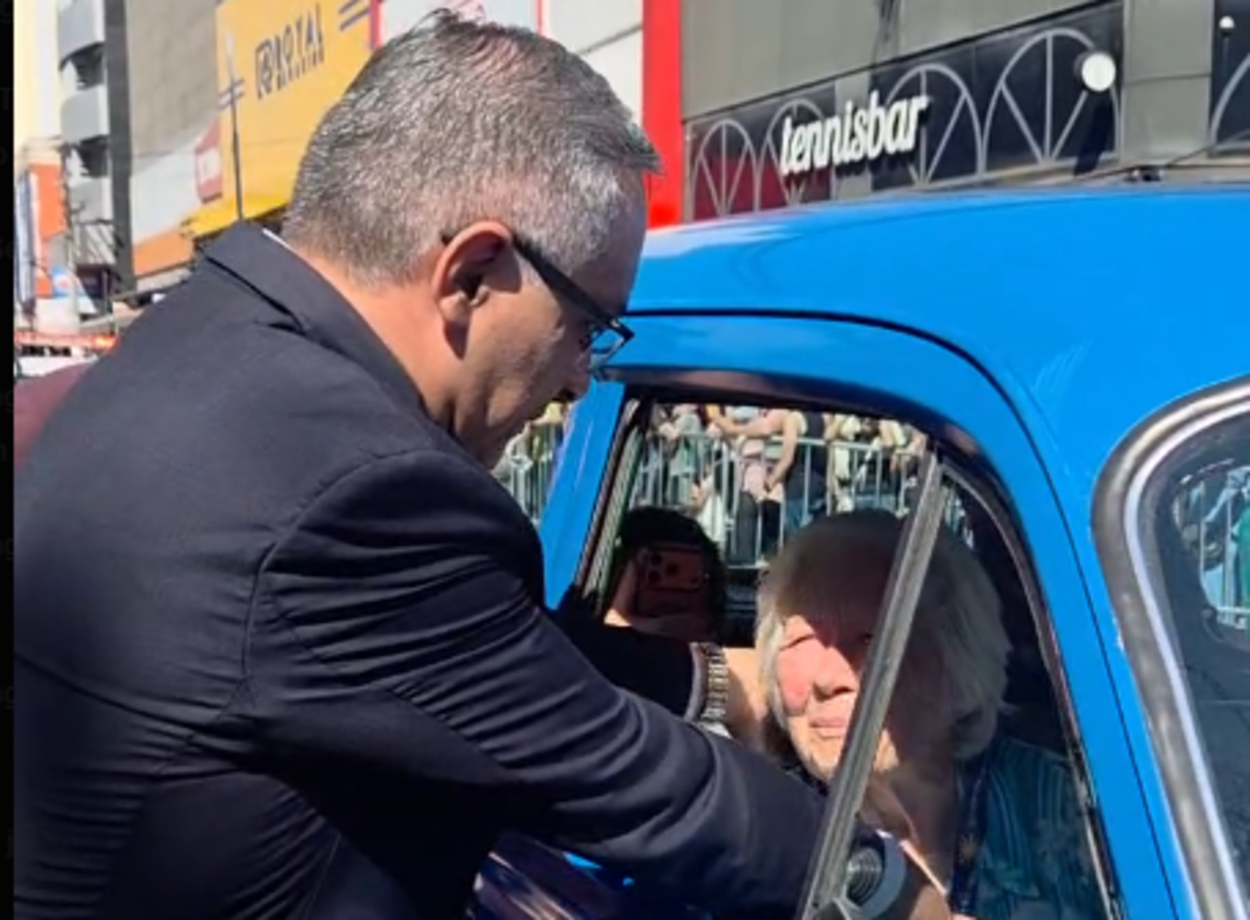 Vovó TikToker é homenageada com medalha em desfile no aniversário de São Bernardo