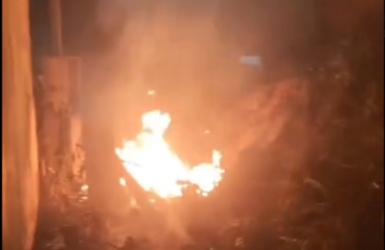 Incêndio atinge terreno no Jardim Irajá e vigilantes acionam corpo de bombeiros