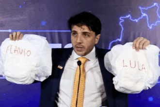 Renan Santos leva fraldas com nomes de Lula e Flávio Bolsonaro a debate