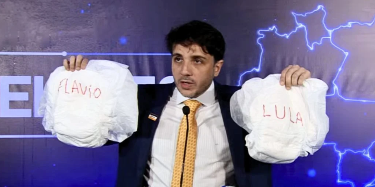 Renan Santos leva fraldas com nomes de Lula e Flávio Bolsonaro a debate