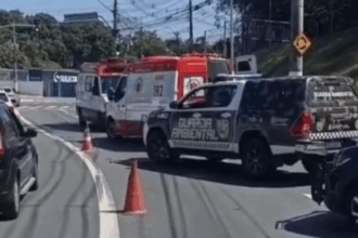 Motociclista morre após colidir contra poste na Estrada dos Alvarengas, em São Bernardo