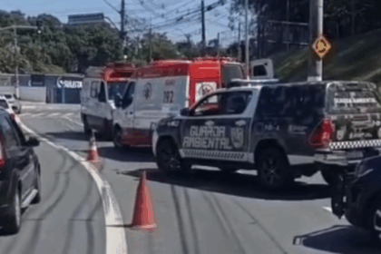 Motociclista morre após colidir contra poste na Estrada dos Alvarengas, em São Bernardo