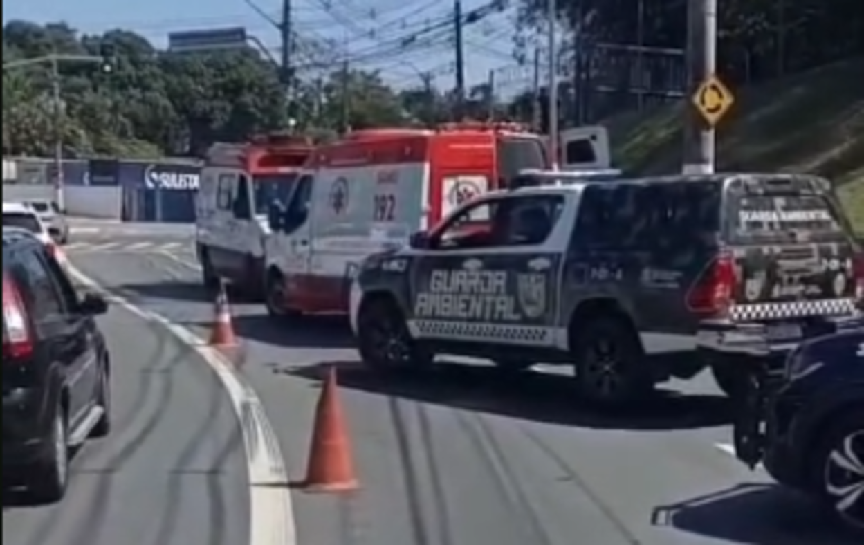 Motociclista morre após colidir contra poste na Estrada dos Alvarengas, em São Bernardo