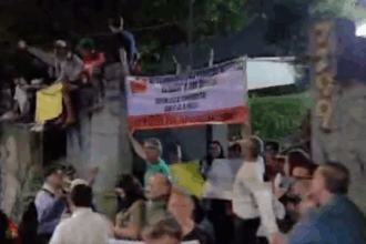 Estudantes e professores protestam contra possível fim do ensino noturno em escola no Alvarenga