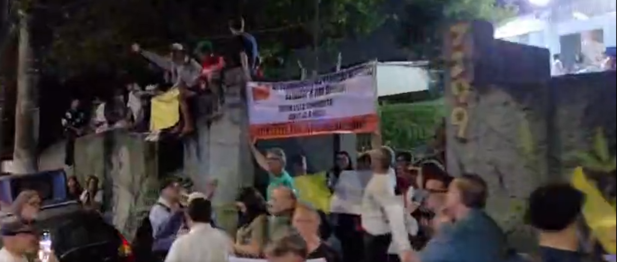 Estudantes e professores protestam contra possível fim do ensino noturno em escola no Alvarenga