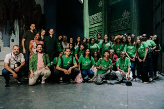 Fundação Grupo Volkswagen leva jovens para vivenciar experiência educativa e cultural no musical Wicked