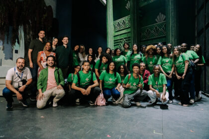 Fundação Grupo Volkswagen leva jovens para vivenciar experiência educativa e cultural no musical Wicked