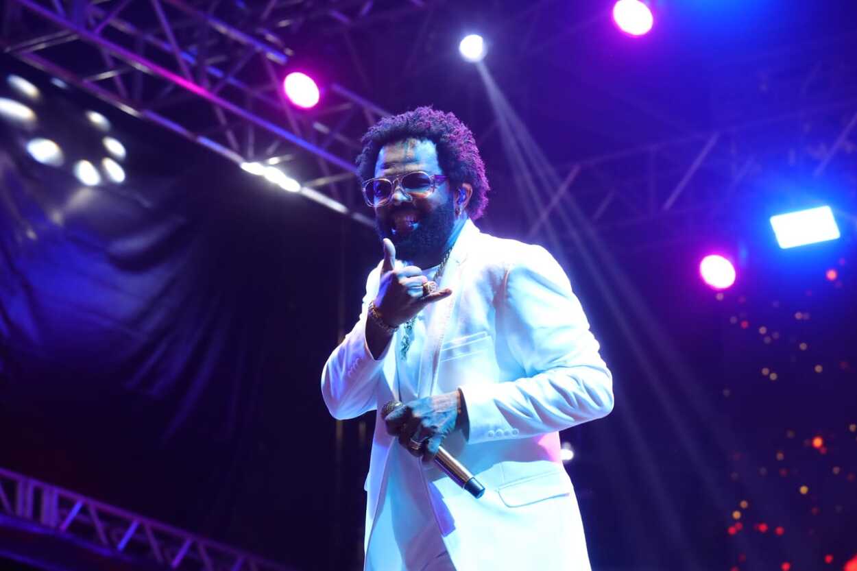 Xande de Pilares transforma 38ª Quermesse de Mauá em mar de pagode e lota Paço Municipal