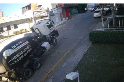 Caminhão betoneira ignora sinalização, empina em ladeira e deixa concreto na pista em Diadema