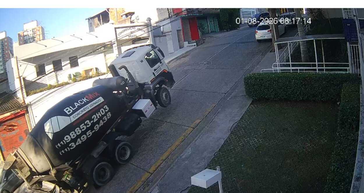 Caminhão betoneira ignora sinalização, empina em ladeira e deixa concreto na pista em Diadema
