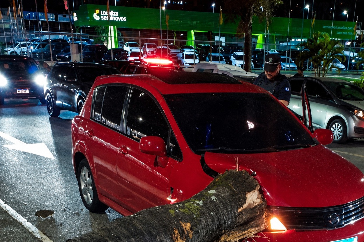 Jeep Renegade perdeu o controle da direção e atingiu uma moto; na sequência,  automóvel subiu no canteiro e colidiu contra coqueiro, que caiu sobre um Nissan Tiida
