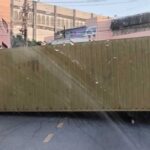 Caminhão carregado com sal perde força em ladeira, atinge casa e tomba sobre carro em Diadema