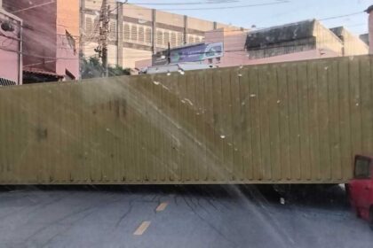 Caminhão carregado com sal perde força em ladeira, atinge casa e tomba sobre carro em Diadema
