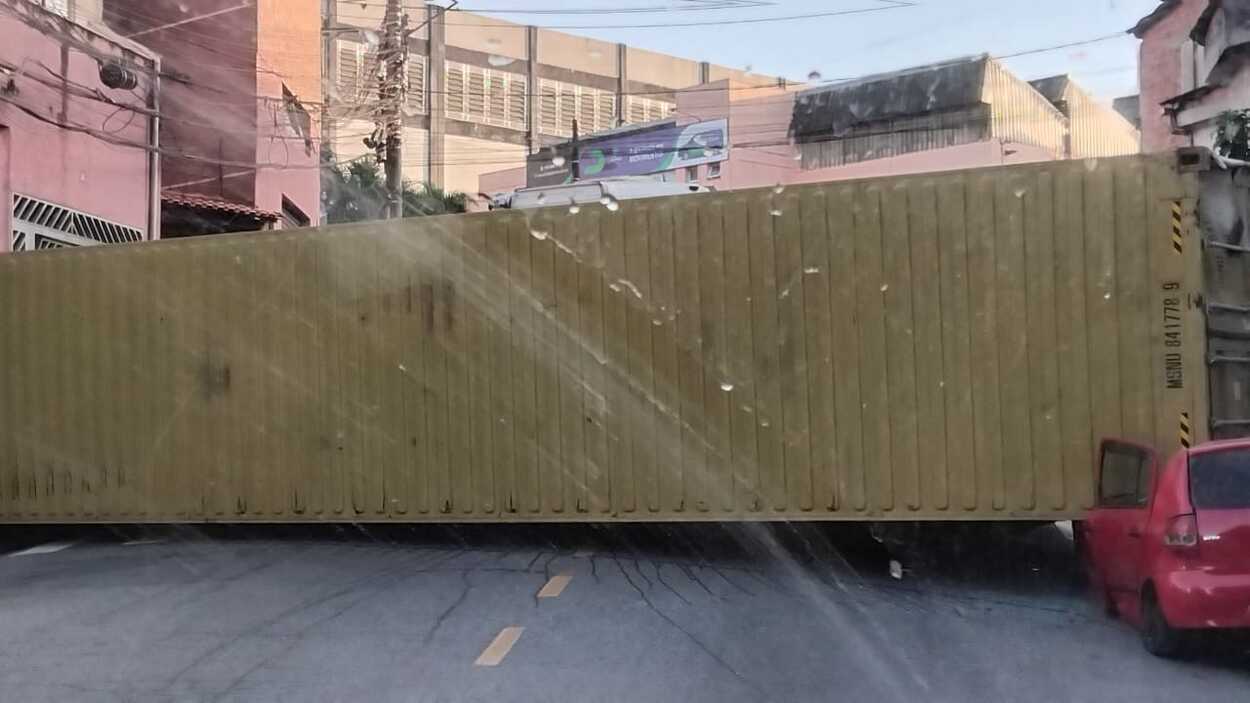 Caminhão carregado com sal perde força em ladeira, atinge casa e tomba sobre carro em Diadema