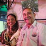 prefeito Guto Volpi, acompanhado da Princesa do Chocolate, concedeu entrevista coletiva a jornalistas justamente a bordo da carruagem durante o percurso inaugural.