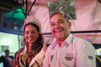 prefeito Guto Volpi, acompanhado da Princesa do Chocolate, concedeu entrevista coletiva a jornalistas justamente a bordo da carruagem durante o percurso inaugural.
