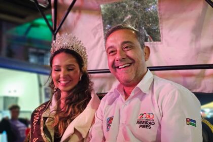 prefeito Guto Volpi, acompanhado da Princesa do Chocolate, concedeu entrevista coletiva a jornalistas justamente a bordo da carruagem durante o percurso inaugural.