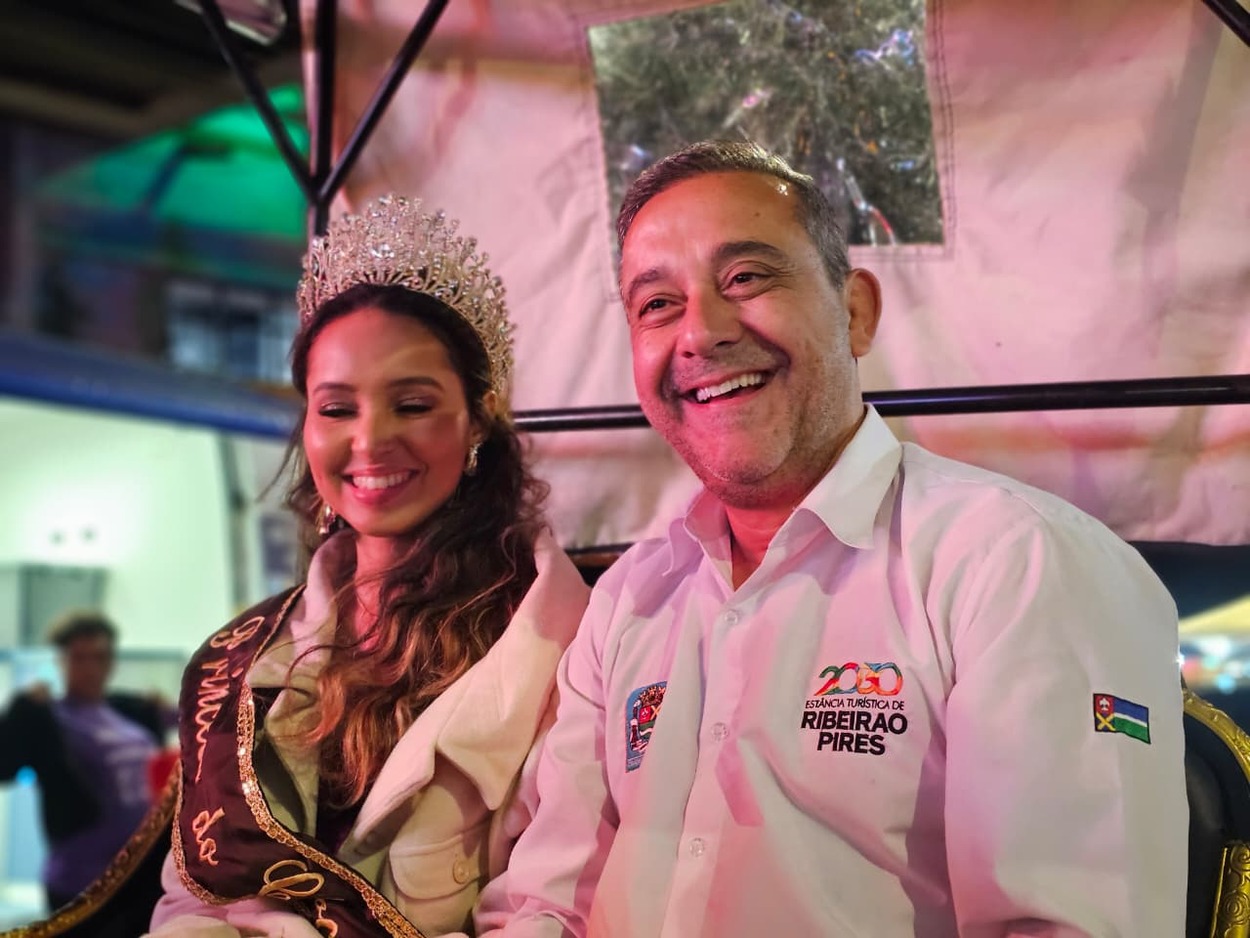 prefeito Guto Volpi, acompanhado da Princesa do Chocolate, concedeu entrevista coletiva a jornalistas justamente a bordo da carruagem durante o percurso inaugural.