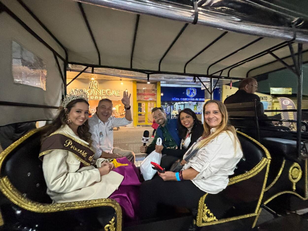 Prefeito Guto Volpi e Pincesa do Chocolate fazem passeio com jornalistas.