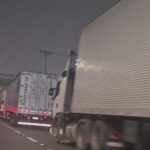 Fila de caminhões no acostamento da Anchieta chama a atenção de motoristas na noite desta quinta-feira