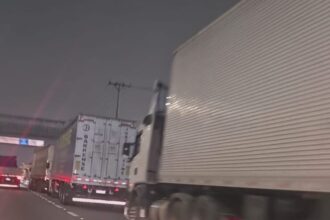 Fila de caminhões no acostamento da Anchieta chama a atenção de motoristas na noite desta quinta-feira