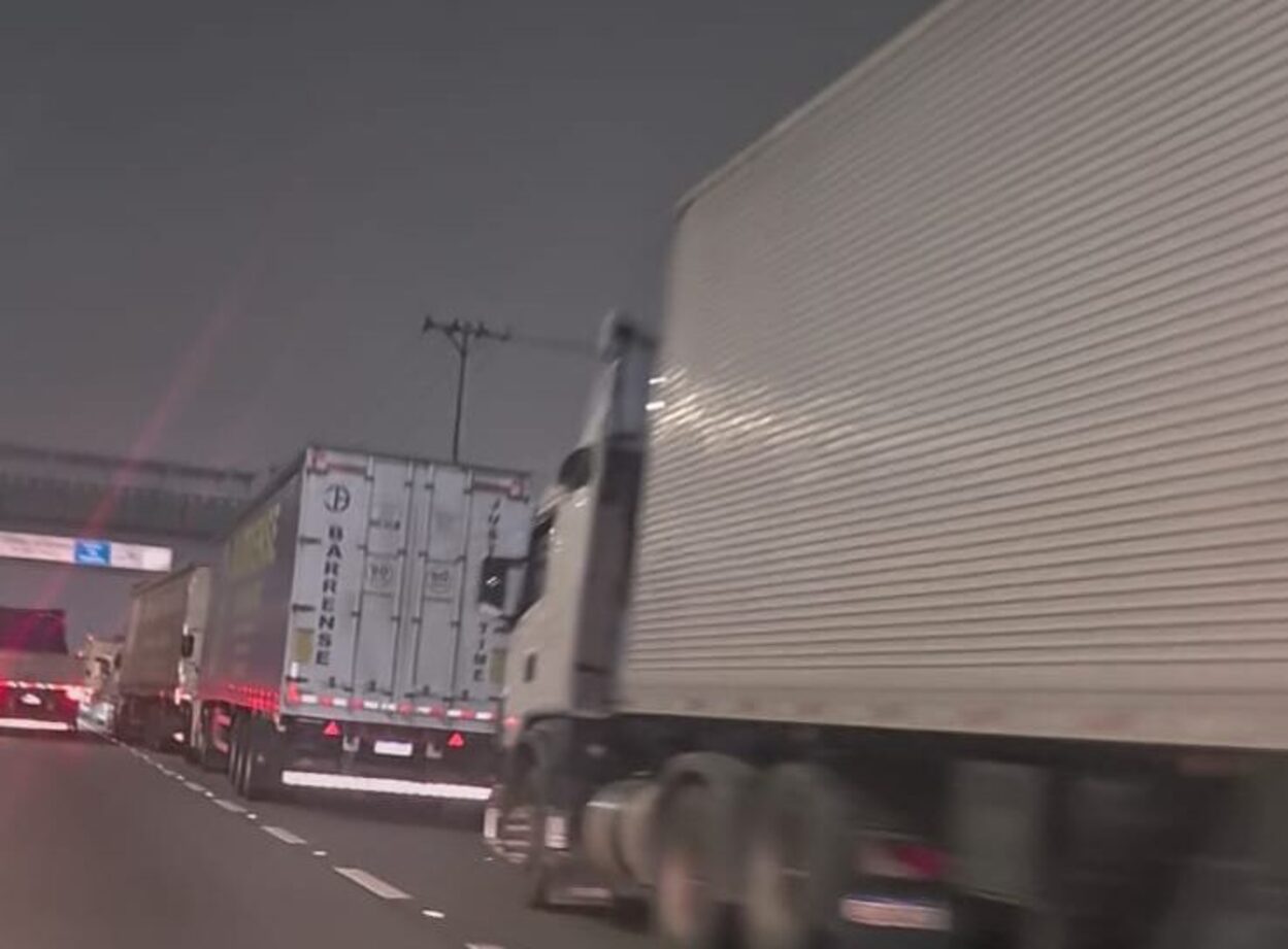 Fila de caminhões no acostamento da Anchieta chama a atenção de motoristas na noite desta quinta-feira