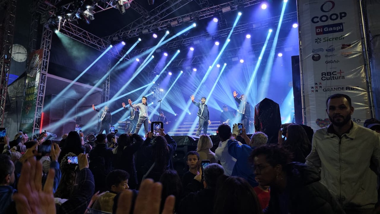 Festival do Chocolate 2026 reúne multidão em Ribeirão POires em noite de show de Rodrigo Teaser