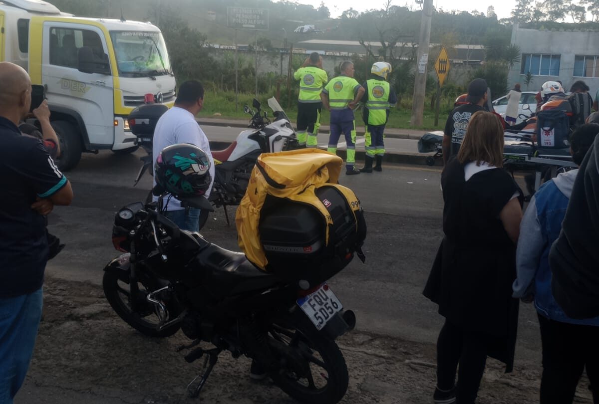 Colisão seguida de capotamento ocorreu na tarde deste sábado na Rodovia Índio Tibiriçá; uma das vítimas sofreu múltiplas fraturas e foi socorrida pelo resgate aéreo