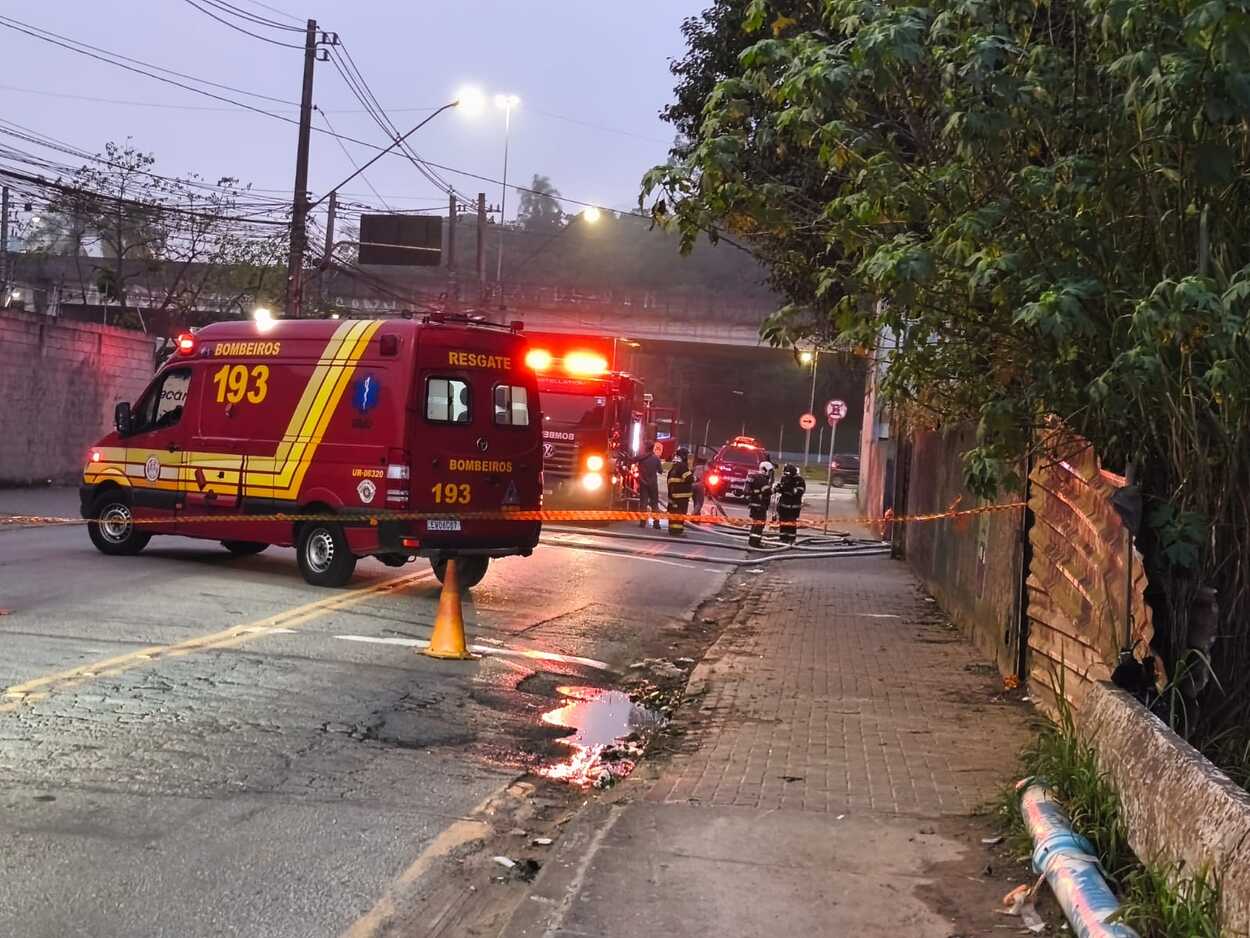 Mobilização envolveu equipes de cinco cidades do ABC, durou duas horas e consumiu 40 mil litros de água; ninguém ficou ferido 
