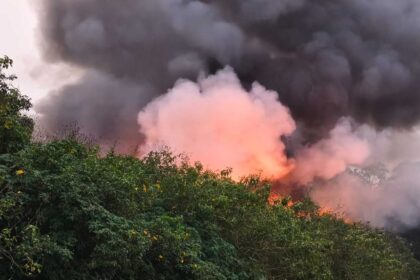 Incêndio de grandes proporções destrói cerca de 30 veículos em pátio de Mauá