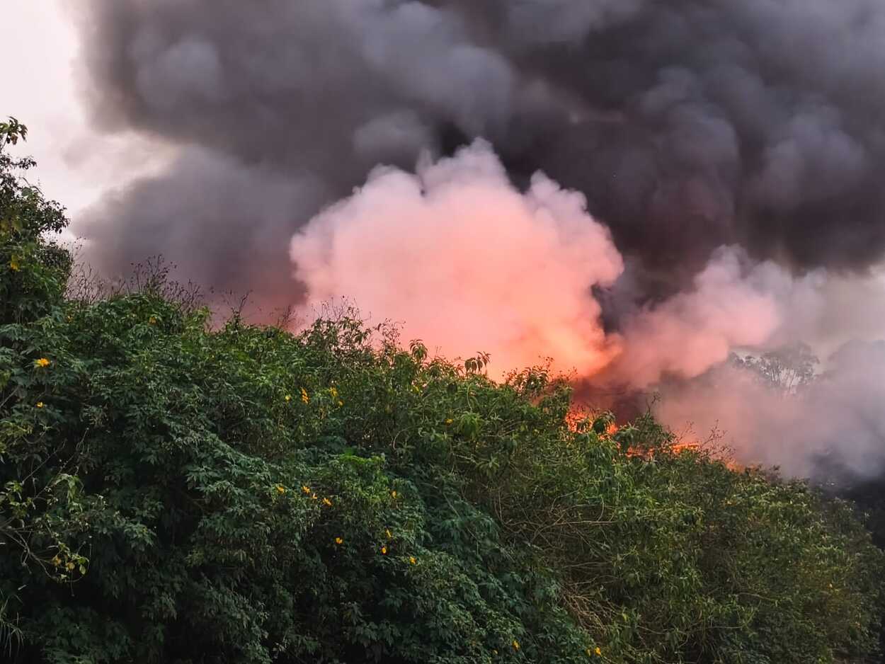 Incêndio de grandes proporções destrói cerca de 30 veículos em pátio de Mauá