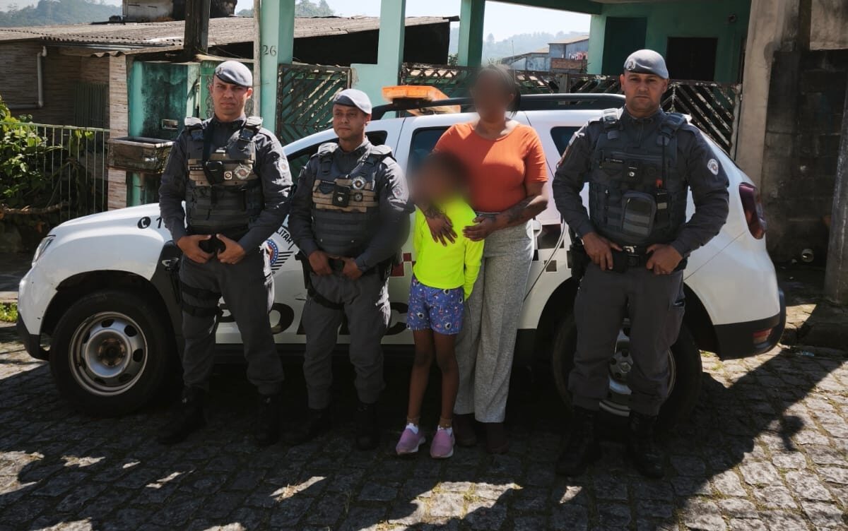 Menina de 8 anos desaparecida em Rio Grande da Serra é achada em segurança pela PM, mas caso termina em confusão