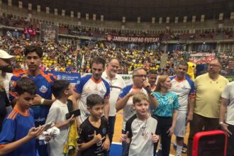 Falcão atrai multidão de crianças em jogo festivo e celebra conexão com nova geração em São Bernardo