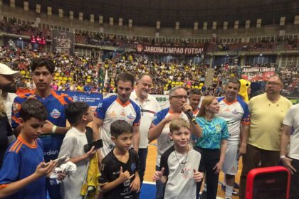 Falcão atrai multidão de crianças em jogo festivo e celebra conexão com nova geração em São Bernardo