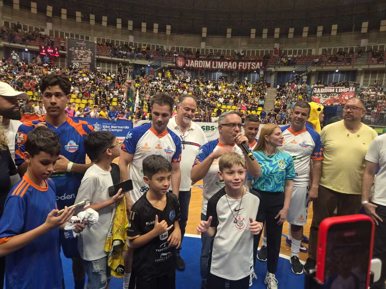 Falcão atrai multidão de crianças em jogo festivo e celebra conexão com nova geração em São Bernardo