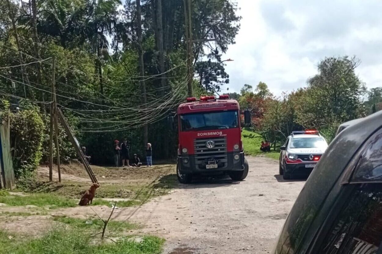 Bombeiros encontraram corpo carbonizado no Recreio da Borda do Campo; suspeito foi detido pela Polícia Militar.